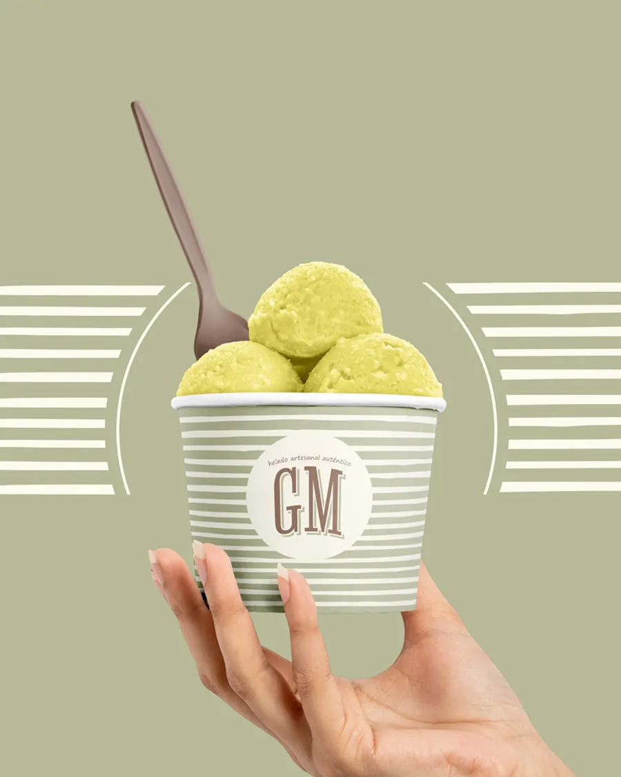 Mano sosteniendo un vaso de gelato de pistacho de Gelato Madrid