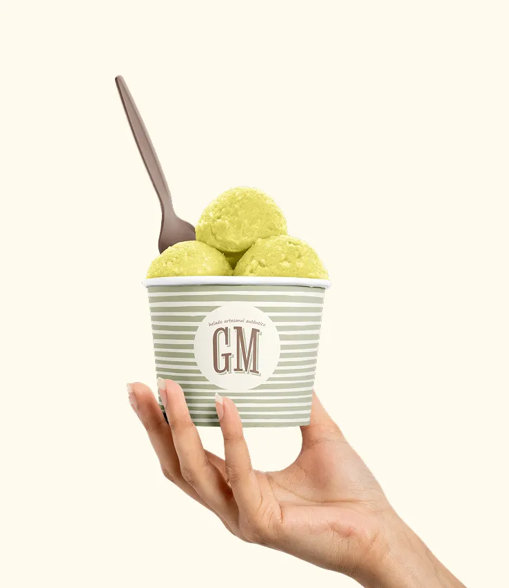 Mano sosteniendo un vaso de gelato de pistacho de Gelato Madrid