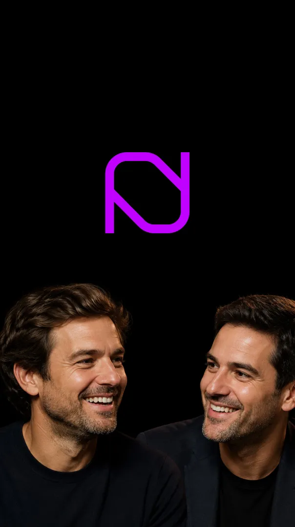 Los fundadores de Net Value, sonriendo sobre un fondo negro, con el isotipo de la marca entre ambos